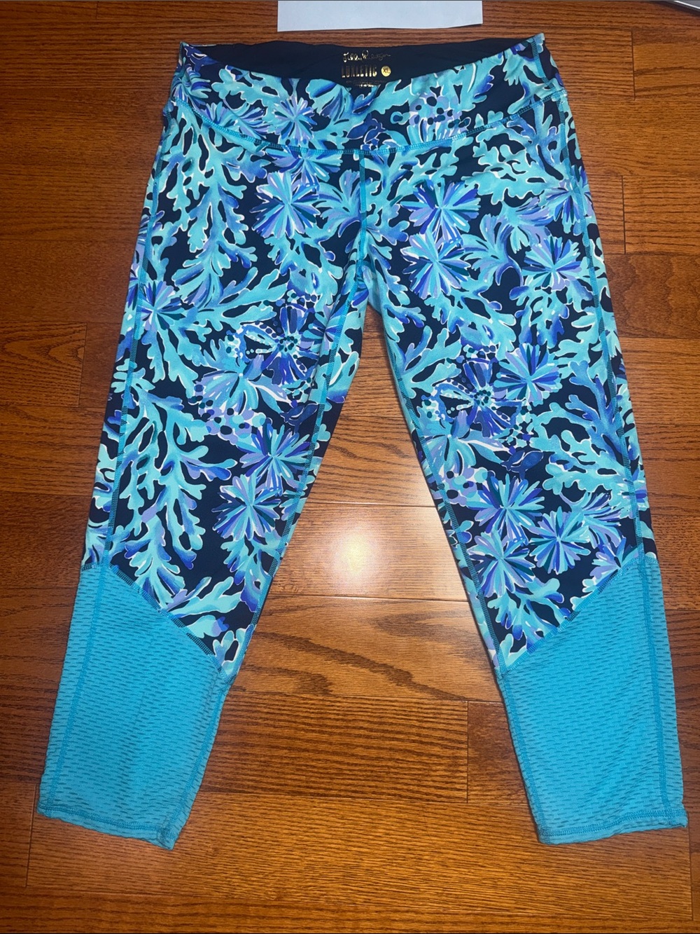 XL Lilly Pulitzer Luxletic weekender in too deep Blue Teal Floral Capri Leggings
